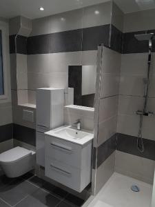 Un baño con lavabo e inodoro en Nice Apartment in Menton French Riviera, en Menton