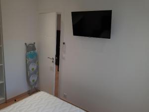 Un dormitorio con un televisor de pantalla plana en una pared. en Nice Apartment in Menton French Riviera, en Menton