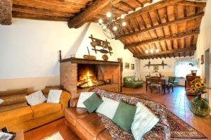 sala de estar con sofá y chimenea en Montelopio by PosarelliVillas en Montelopio