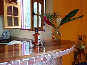 Un mostrador en una cocina con un jarrón. en Mayol' Villa, en Capesterre-Belle-Eau