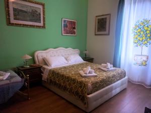ローマにあるロッタヴォ レ ディ ローマのベッドルーム1室(ベッド1台、タオル2枚付)