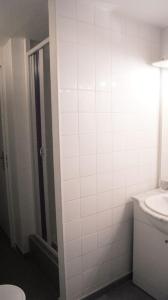 Vonios kambarys apgyvendinimo įstaigoje Les Albères Asclepieia Appartement Emmanuel