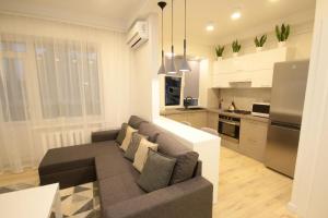 Кухня или мини-кухня в Inn Home Apartments - Ocean Plaza area
 +32 фотографии