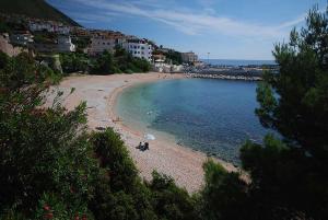 una playa con gente en la arena y el agua en Casa vacanze da Francesca, en Cala Gonone