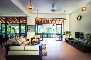 Ruang duduk di Rest Pause Rainforest Retreat