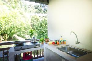 Taman di luar Rest Pause Rainforest Retreat