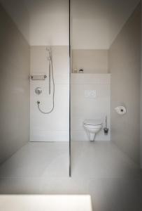 A bathroom at SCHEIBER Wein & Gästehaus