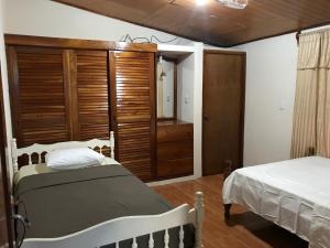 Кровать или кровати в номере Hostal Augustos