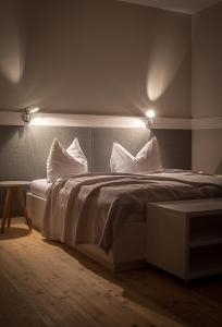 Letto o letti in una camera di SCHEIBER Wein & Gästehaus