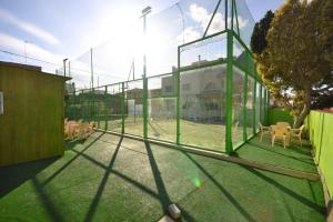 Instalaciones para jugar a tenis o squash en Hotel Hyltor o alrededores