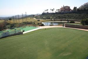 ラ・カラ・デ・ミハスにあるCalanova Sea Golfのゴルフ場の上空の景色
