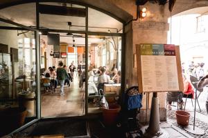 un groupe de personnes assises à table dans un restaurant dans l'établissement Un posto a Milano - guesthouse all'interno di una cascina del 700, à Milan
