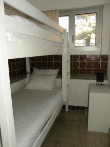 カシにあるCassiopéeの窓付きの客室で、二段ベッド2台が備わります。