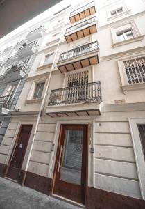 バレンシアにあるAmbrosio Flats Valencia - El Mercatの白い建物(ドア、バルコニー付)