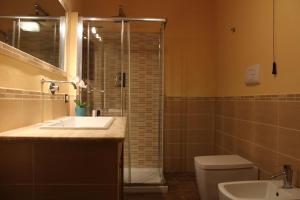 アグリジェントにあるLe Maioliche Junior Suiteのバスルーム(シャワー、洗面台、トイレ付)