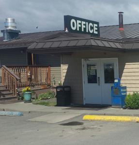 un edificio de oficinas con un cartel que dice oficina en Beluga Lake Lodge, en Homer
