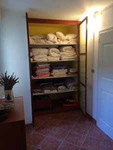 a room with a closet with towels at Casa Verità in San Daniele del Friuli +37 photos