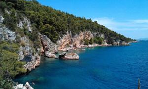 une grande masse d'eau avec des rochers dans l'eau dans l'établissement Camping Aloa, à Bol