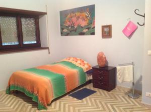 um quarto com uma cama e uma cómoda em Bed & Breakfast da Charlie em LʼAquila