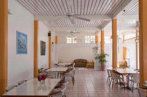 - un restaurant avec des tables et des chaises dans une salle dans l'établissement Bird Rock Beach Hotel, à Basseterre