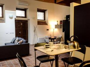 un soggiorno con divano e tavolo con tazze sopra di San Giuliano house a Catania
