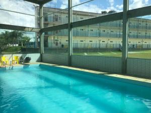 une piscine vide en face d'un bâtiment dans l'établissement Hotel Restaurante Boitupesca, à Boituva