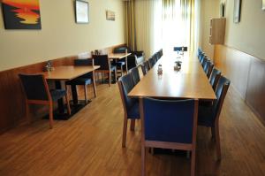 comedor con mesas y sillas de madera en Lei's WOK, en Neusiedl am See