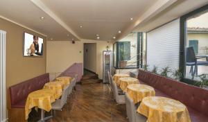 Televízia a/alebo spoločenská miestnosť v ubytovaní Hotel Il Giardino