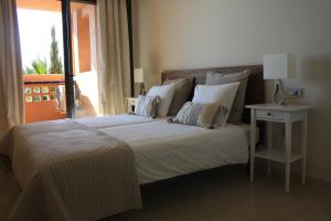 ラ・カラ・デ・ミハスにあるCalanova Sea Golfのベッドルーム1室(大型ベッド1台、窓付)