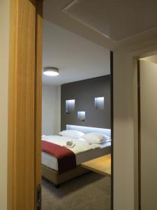 ein Schlafzimmer mit einem Bett in einem Zimmer in der Unterkunft Hotel Neuthor in Ulm
