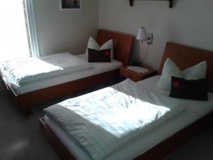 een slaapkamer met twee bedden en een raam bij B&B Art of Germany in Caledonia