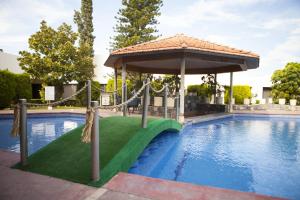 - une piscine avec un kiosque à côté de la piscine dans l'établissement Hotel Paradise Inn, à Ciudad Victoria