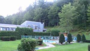 una casa con piscina en un patio en Val Roc Motel - Killington, en Killington