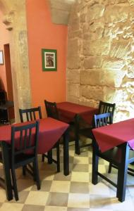 a dining room with red tables and chairs at B&B Residenza Pizziniaco in Lecce