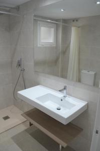 a bathroom with a white sink and a mirror at Primera línea en Playa Sur. Plaza Constitución in Peñíscola +24 photos