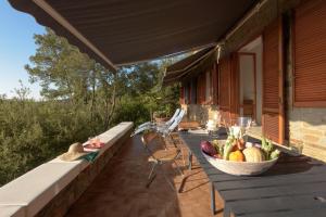 un tavolo con un cesto di frutta su un patio di Punta Ala Luxury Villa a Punta Ala