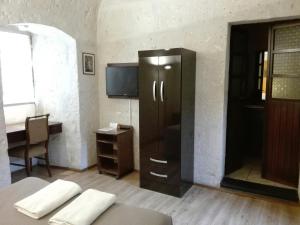 a room with a refrigerator and a table and a desk at Casablanca Hostal in Arequipa