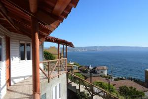 vistas al océano desde el balcón de una casa en Cabañas Urra House, en Viña del Mar
