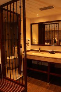 a bathroom with a tub and a large mirror at Hotel Alameda Centro Historico in Morelia