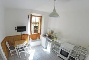 een keuken met een tafel en stoelen in een kamer bij Apartment La Bigatera in Castelveccana