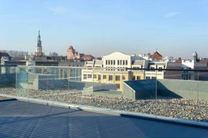 Una vista de una ciudad desde el tejado de un edificio. en Super-Apartamenty Luxury, en Poznan