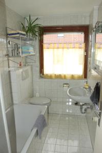 ein weißes Bad mit einem Waschbecken und einem WC in der Unterkunft DaMIsa House in Metzingen