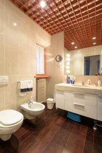 un bagno con WC, lavandino e specchio di Punta Ala Luxury Villa a Punta Ala