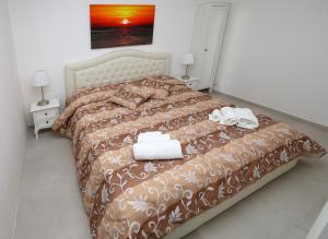 カターニアにあるSicily Wonderful Piazza Stesicoroのベッドルーム1室(タオル付)
