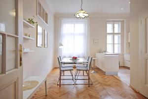 cocina y comedor con mesa y sillas en Apartment in the heart of Prague en Praga