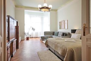 uma sala de estar com uma cama e um sofá em Apartment in the heart of Prague em Praga