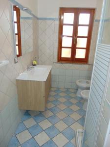 een badkamer met een wastafel en een toilet bij Appartamenti Budoni in Budoni