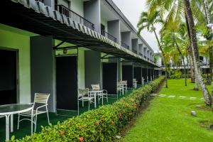 a row of chairs and tables outside of a building at Riande Aeropuerto Hotel Casino in Tocumen