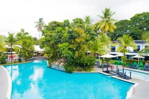 an image of a swimming pool at a resort at Riande Aeropuerto Hotel Casino in Tocumen