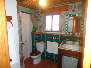 y baño con aseo y lavamanos. en La Casa Del Llano, en Olocau del Rey